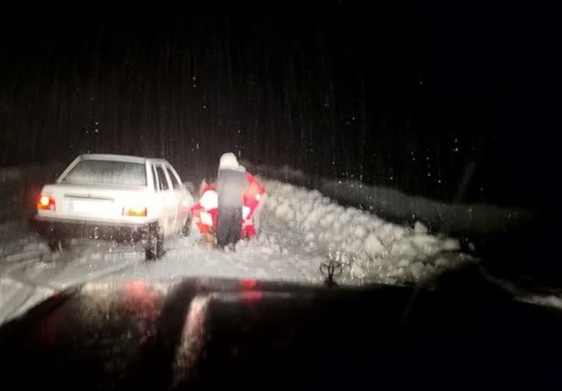 امدادرسانی هلال احمر به سرنشینان 18 خودروی گرفتار برف شده در اندیکا