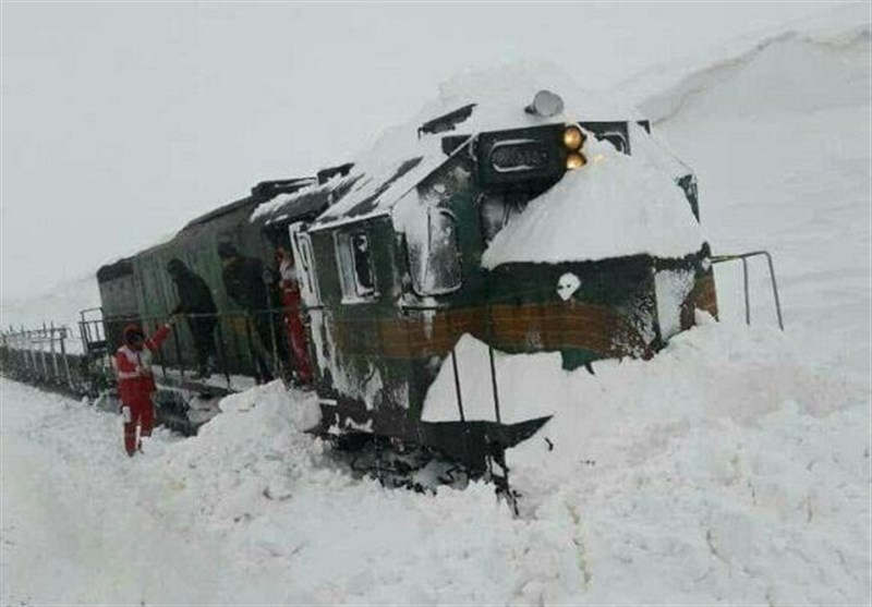 در راه ماندن 2900 مسافر قطار مشهد در پی سرمای شدید هوا و یخ‌زدگی