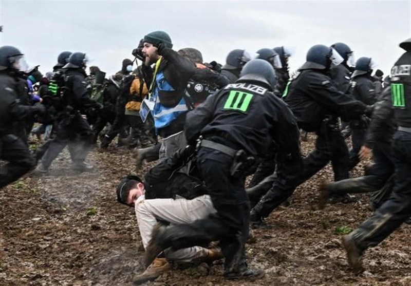 استفاده پلیس آلمان از باتوم و اسپری فلفل علیه معترضان در لوتزرات