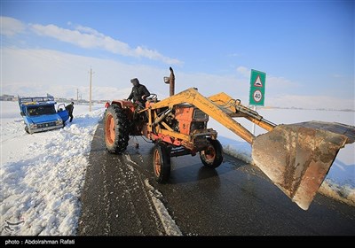 رهاسازی 106 خودروی گرفتار در برف در کرمانشاه