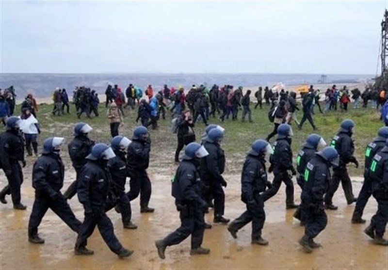 «زمستان سخت»، پلیس آلمان را وحشی کرد/ ضرب و شتم مردم به خاطر معدن ذغال سنگ