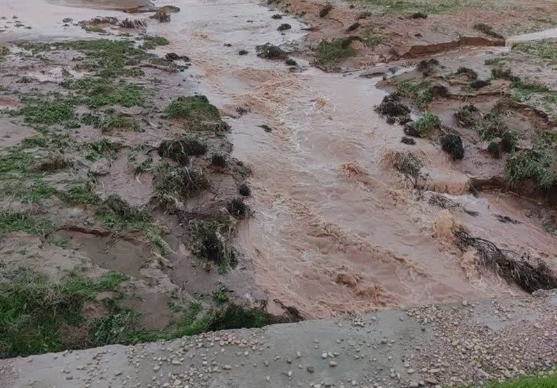 جاده امیدیه _رامشیر_ اهواز به علت بارندگی و سیلاب نشست کرد+عکس