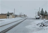 ترافیک و لغزندگی جاده‌های شمال شرق استان تهران به دلیل بارش برف