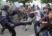 انتقاد از برخورد خشونت‌آمیز پلیس فرانسه با معترضان مسالمت‌آمیز