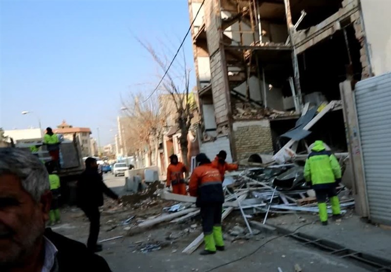 تخریب 10 ساختمان فاقد مجوزهای قانونی در باقرشهر + تصاویر