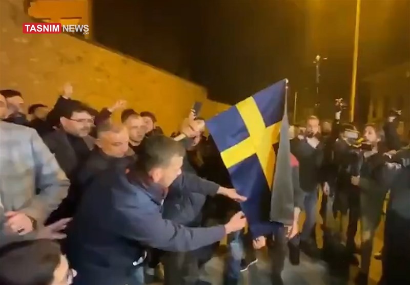 Angered Turks Set Swedish Flag Ablaze in Istanbul after Quran Burning in Sweden (+Video)