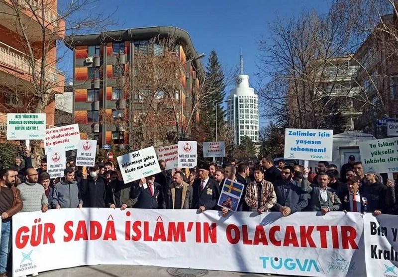 Protesters Gather in Istanbul to Condemn Quran Burning in Stockholm (+Video)