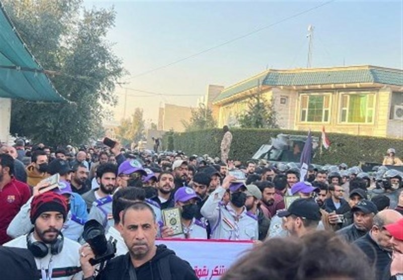 تظاهرة أمام السفارة السویدیة فی بغداد احتجاجا على حرق القرآن الکریم