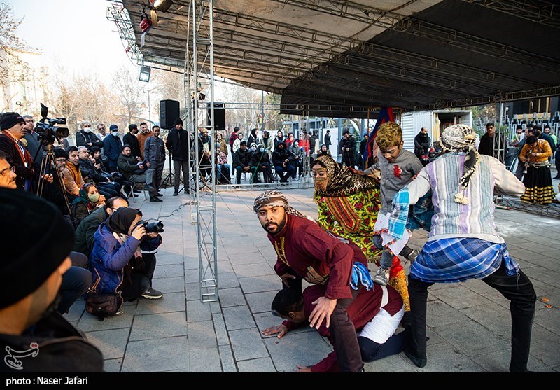 جمعه بازار تئاتری‌ها در تهران/ شمالی‌ها به خیابان آمدند!