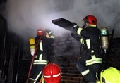 نجات جان 10 نفر در آتش‌سوزی ساختمان خیابان بهار/ عملیات اطفای حریق ادامه دارد