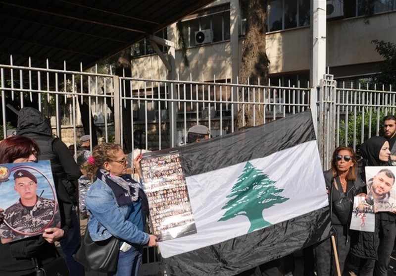 تجمع خانواده‌های قربانیان انفجار بیروت مقابل کاخ دادگستری لبنان