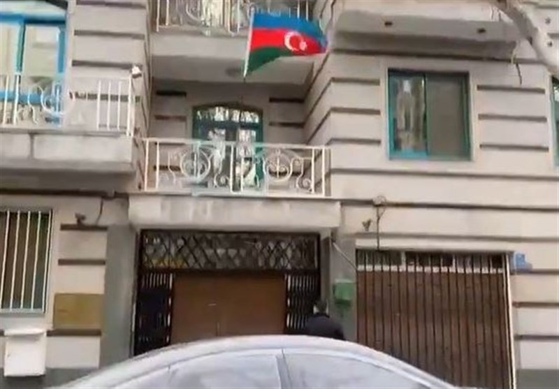 فیلم لحظه ورود مهاجم مسلح به سفارت جمهوری‌آذربایجان