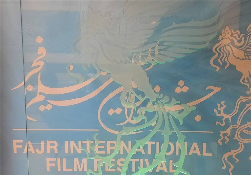 صنوف خانه سینما در 4 سالن فیلم‌های جشنواره فیلم فجر را تماشا می‌کنند