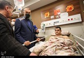 عیادت وزیر خارجه کشورمان از مجروحان حادثه حمله به سفارت جمهوری آذربایجان