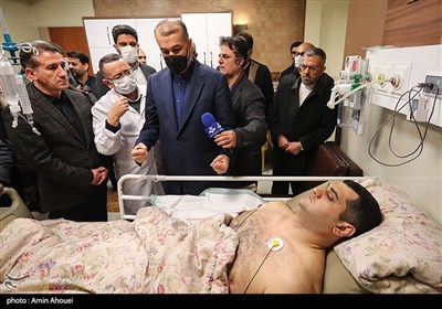 عیادت امیرعبداللهیان از یکی از مصدومان حادثه تهاجم به سفارت آذربایجان در بیمارستان شهدای تجریش