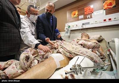 Emirabdullahiyan&apos;ın Azerbaycan Büyükelçiliğine saldırıda yaralananları ziyaret etmesi