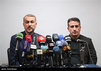 حسین امیر عبداللهیان وزیر امورخارجه و علی علیزاده سفیر جمهوری آذربایجان در ایران پس از عیادت از مصدومان حادثه حمله به سفارت در جمع خبرنگاران حاضر شدند.