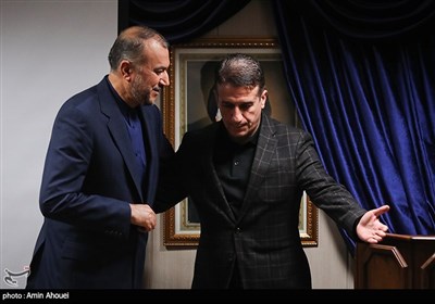 حسین امیر عبداللهیان وزیر امورخارجه و علی علیزاده سفیر جمهوری آذربایجان در ایران پس از عیادت از مصدومان حادثه حمله به سفارت در جمع خبرنگاران حاضر شدند