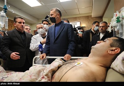 عیادت امیرعبداللهیان از یکی از مصدومان حادثه تهاجم به سفارت آذربایجان در بیمارستان شهدای تجریش
