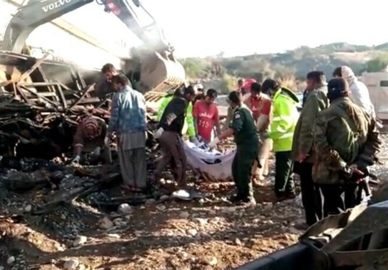 سقوط اتوبوس به دره در پاکستان؛ دستکم ۴۱ نفر جان باختند