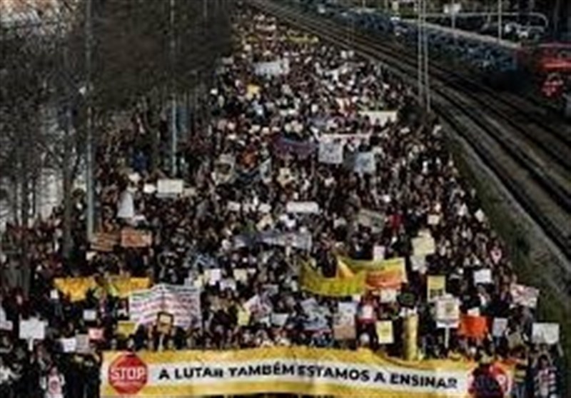 Tens of Thousands of Teachers March in Lisbon to Demand Better Pay