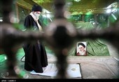 قائد الثورة الإسلامیة یزور مرقد الإمام الخمینی (رض)