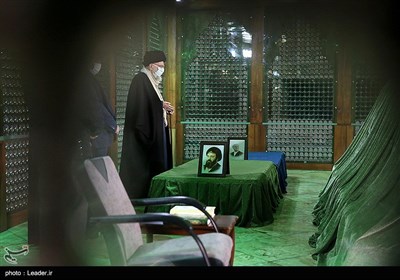 قائد الثورة الإسلامیة یزور مرقد الإمام الخمینی (رض)