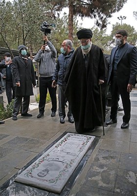 قائد الثورة الإسلامیة یزور مرقد الإمام الخمینی (رض)
