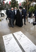 قائد الثورة الإسلامیة یزور مرقد الإمام الخمینی (رض)