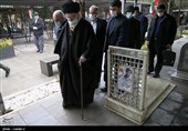 قائد الثورة الإسلامیة یزور مرقد الإمام الخمینی (رض)