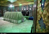 قائد الثورة الإسلامیة یزور مرقد الإمام الخمینی (رض)