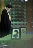 قائد الثورة الإسلامیة یزور مرقد الإمام الخمینی (رض)
