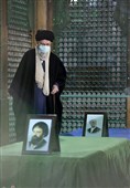 قائد الثورة الإسلامیة یزور مرقد الإمام الخمینی (رض)