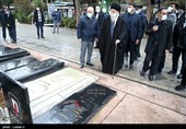 قائد الثورة الإسلامیة یزور مرقد الإمام الخمینی (رض)
