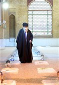 قائد الثورة الإسلامیة یزور مرقد الإمام الخمینی (رض)