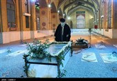قائد الثورة الإسلامیة یزور مرقد الإمام الخمینی (رض)
