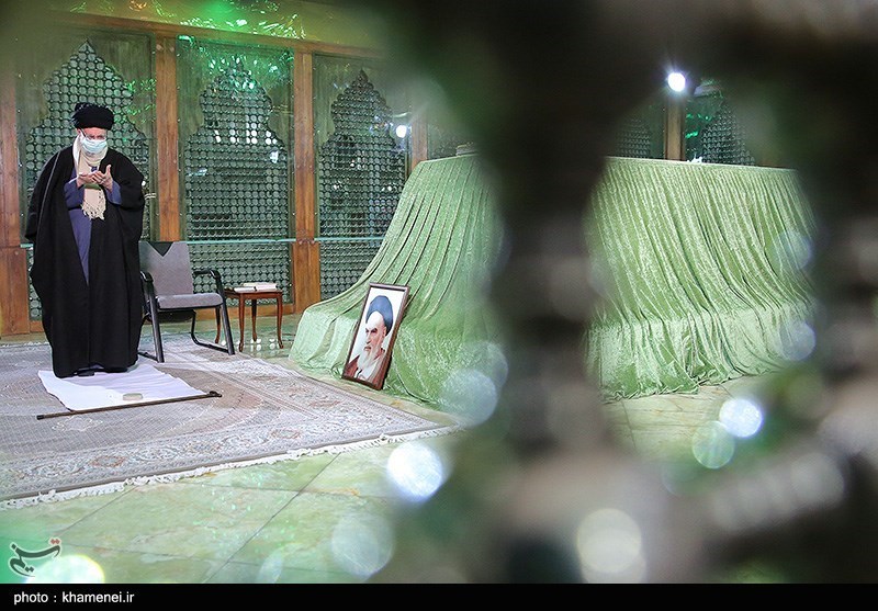 Leader Visits Imam Khomeini’s Mausoleum Ahead of Islamic Revolution Anniversary