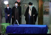 قائد الثورة الإسلامیة یزور مرقد الإمام الخمینی (رض)