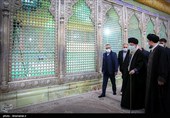 قائد الثورة الإسلامیة یزور مرقد الإمام الخمینی (رض)