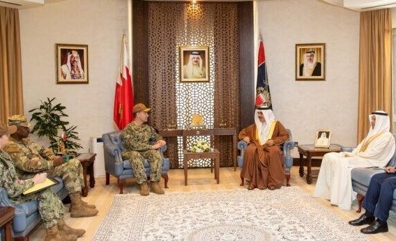 گفت‌‌و‌گوی وزیر کشور بحرین با فرمانده ناوگان پنجم نیروی دریایی آمریکا