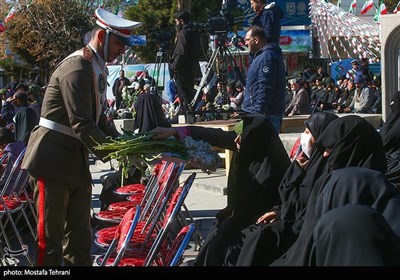 ادای احترام مردم در محل جلوس امام خمینی(ره)