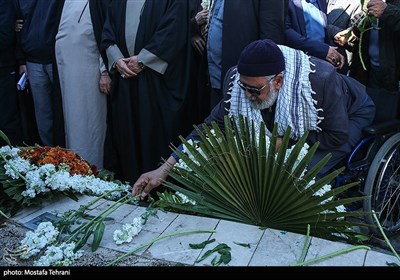 ادای احترام مردم در محل جلوس امام خمینی(ره)