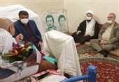 وزیر بهداشت با پدر شهیدان دهنوی در مشهد دیدار کرد + تصویر