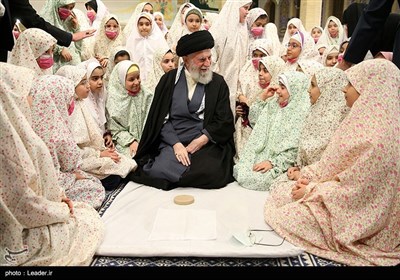 Dini mükellefiyet yaşını kutlayan öğrenci kızlar İslam İnkılabı Lideri ile görüştü