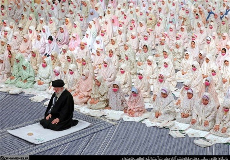 الإمام الخامنئی: جهود بارزة بذلتها النساء طوال الثورة الإسلامیة