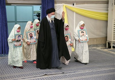  «پدر امت»؛ قاب تصویری که با حضور دختر شهید مدافع حرم افغانستانی در کنار امام خامنه‌ای، ماندگار شد 