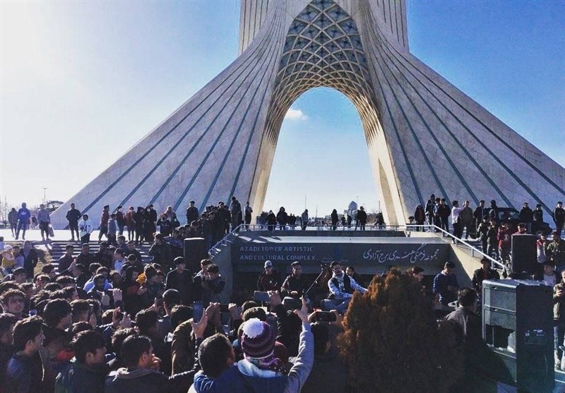 موسیقی ملل افغانی و تاجیکی در محوطه برج آزادی اجرا شد