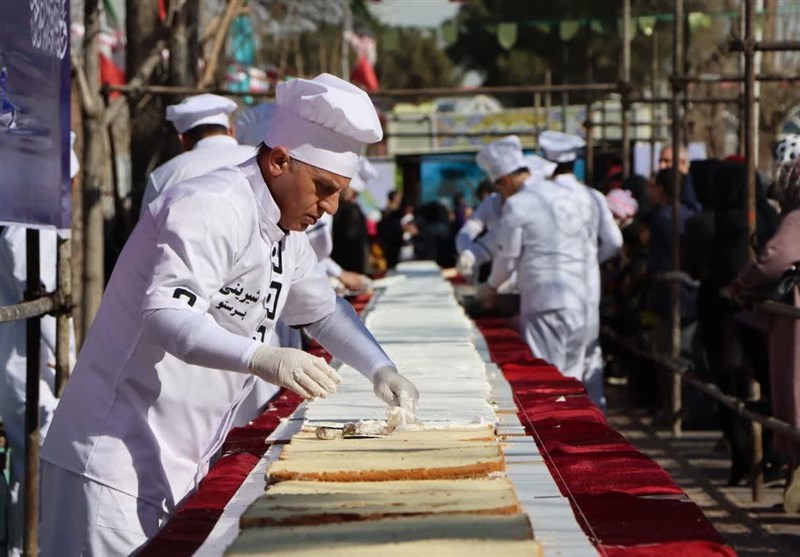 توزیع کیک 80 متری ‌در اسلامشهر + تصاویر
