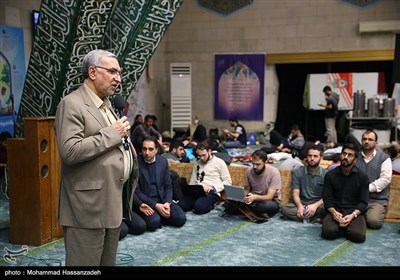 حضور وزیر بهداشت در جمع معتکفین دانشگاه تهران