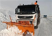 بارش برف و کولاک شدید در آذربایجان غربی/ رهاسازی 120 خودروی گرفتار در برف